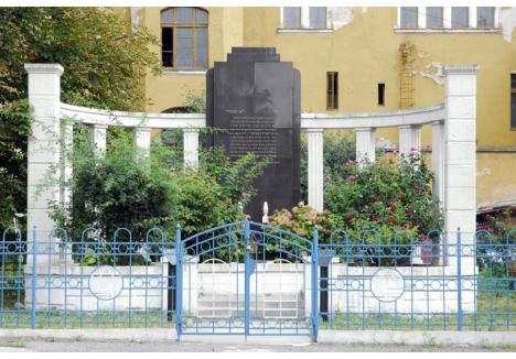 "JUDENFREI". La începutul lui mai 1944, evreii din Oradea erau evacuaţi din locuinţe şi mutaţi într-un ghetou amenajat în jurul Sinagogii Ortodoxe din actuala stradă Mihai Viteazul, unde se află monumentul în amintirea lor (foto) iar o parte din evreii de la sate fuseseră concentraţi într-un altul, mai mic, lângă Piaţa Cazărmii. În iunie oraşul era deja aproape complet "Judenfrei", adică "fără evrei", după ce 27-28.000 dintre aceştia fuseseră urcaţi în trenuri cu destinaţia Auschwitz